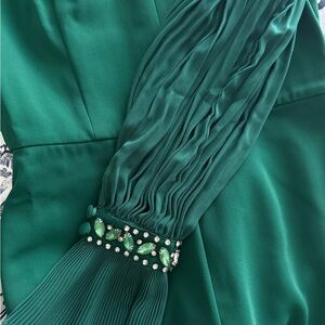 Elegant Green Dress with Embellished Sleeve